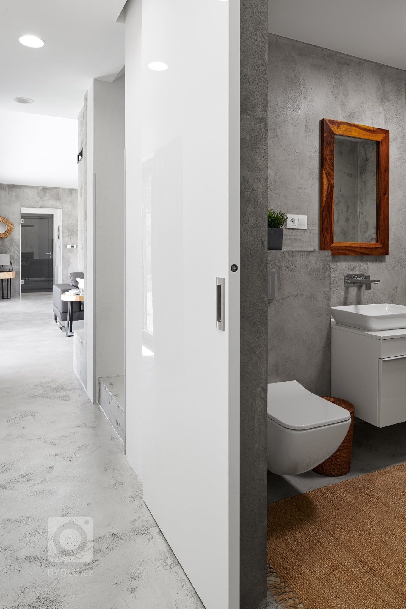 Dokončili jsme další nádherný dům, o který se s vámi chceme podělit. Interiér je zařízen převážně v bílém provedení, doplněný o luxusní dřeviny makasar a…