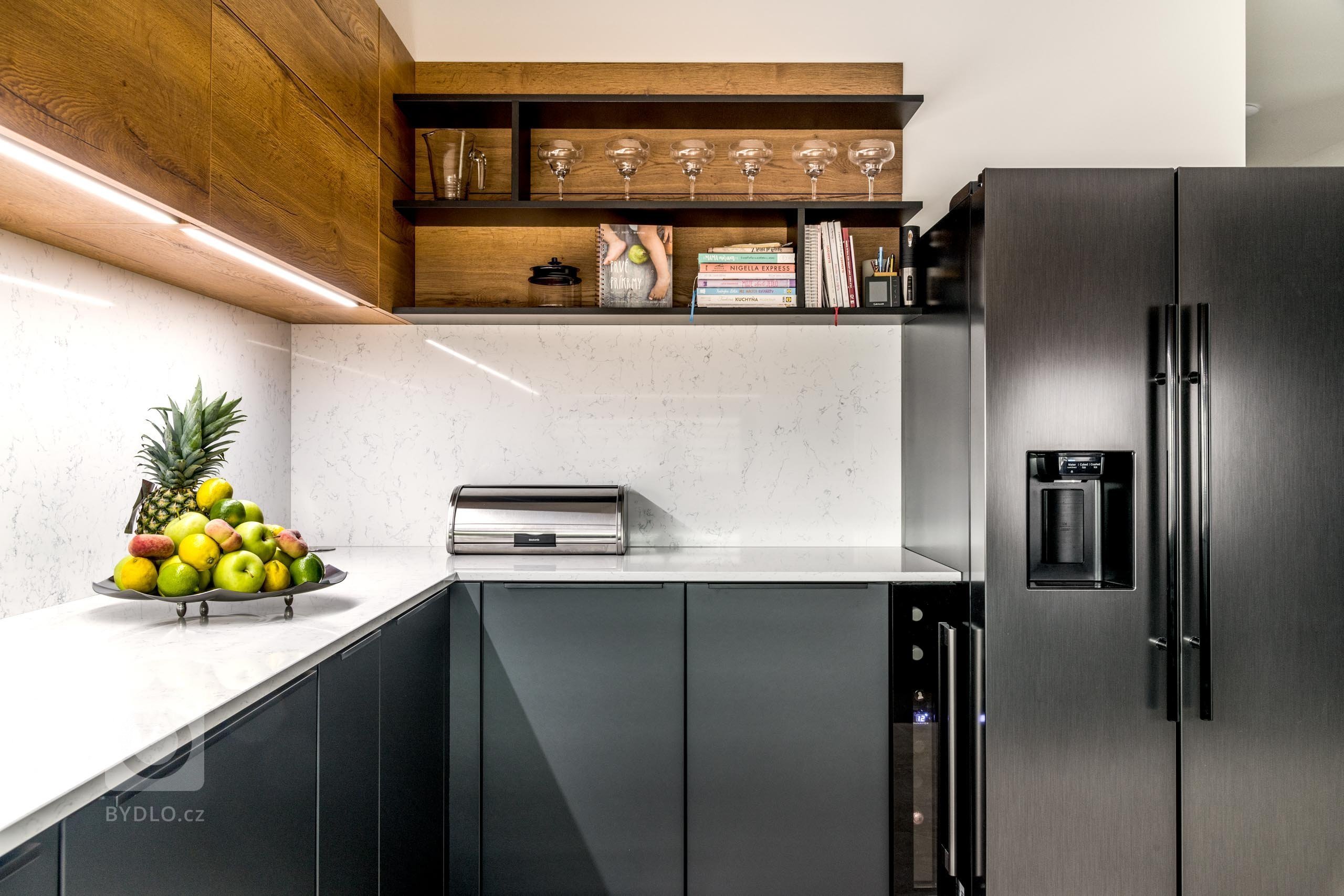 Mladá rodina, která se nemusí omezovat prostorem, si na první dojem zamilovala tuhle barevnou kombinaci. Skříňky jsou zvoleny z exkluzivního materiálu LAK…