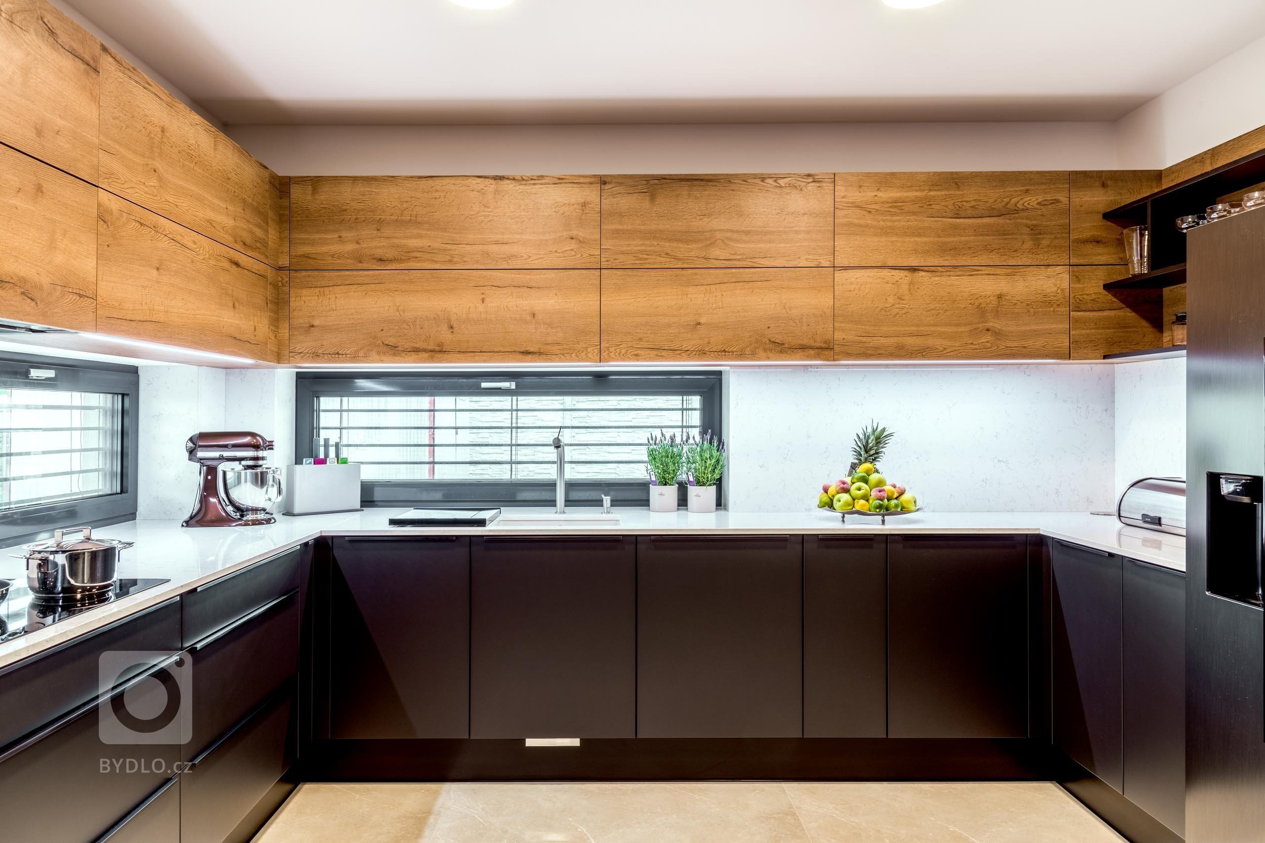 Mladá rodina, která se nemusí omezovat prostorem, si na první dojem zamilovala tuhle barevnou kombinaci. Skříňky jsou zvoleny z exkluzivního materiálu LAK…