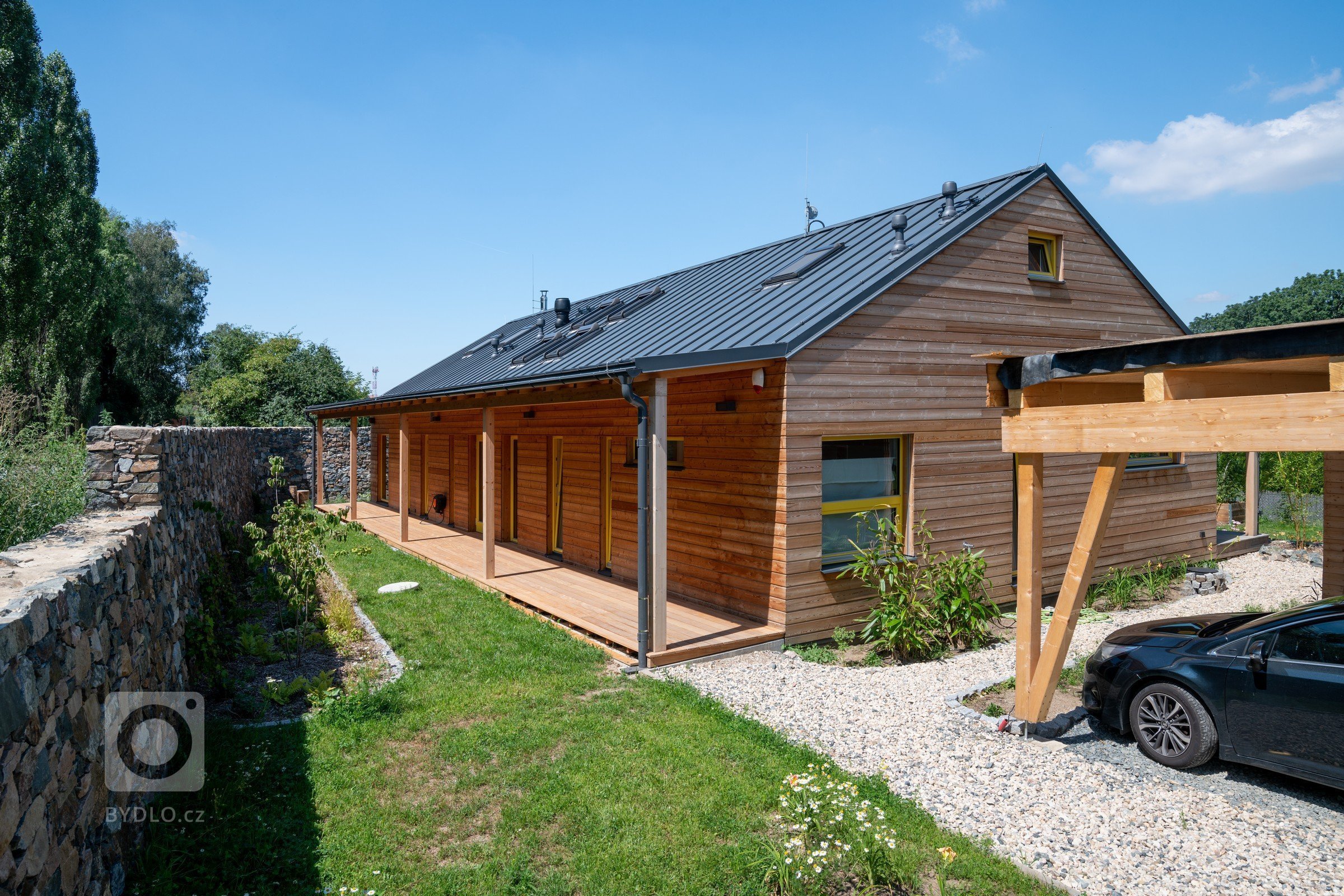 Realizace:&nbsp;
2018
Užitná plocha:&nbsp;
238,4 m2
Zastavěná plocha:&nbsp;
270 m2

Dům je umístěn při západní hranici pozemku, kde se též nachází i vjezd na…