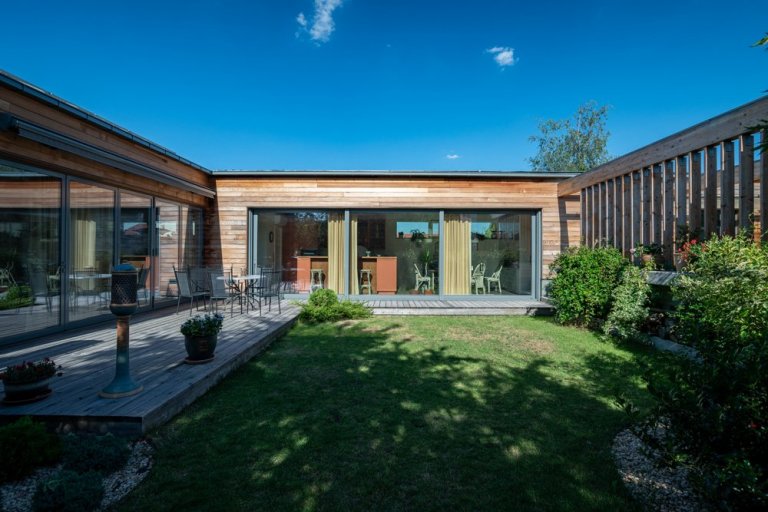 Autor:&nbsp;
SNOVÁ TOVÁRNA
Realizace:&nbsp;
2015
Užitná plocha:&nbsp;
164,8&nbsp;m2

Novostavba rodinného domu je výrazně ovlivněna menším pozemkem, orientací…