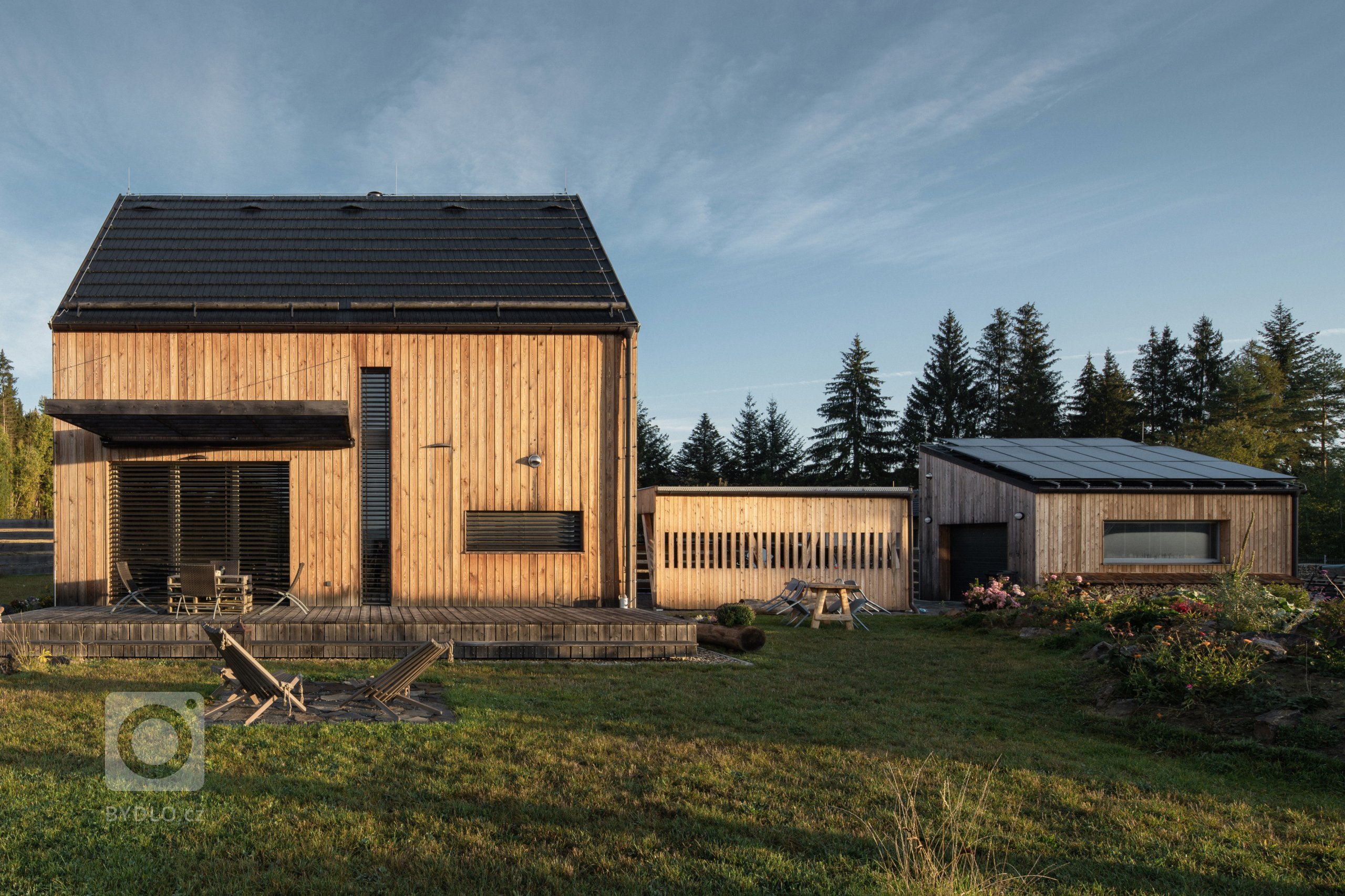 Autor: Ing. arch. Jakub Loučka&nbsp;

Užitná plocha: 101 m2

Zastavěná plocha: 68 m2&nbsp;

Celková dodaná energie: B&nbsp;

Zdánlivě vyčerpané téma malého…