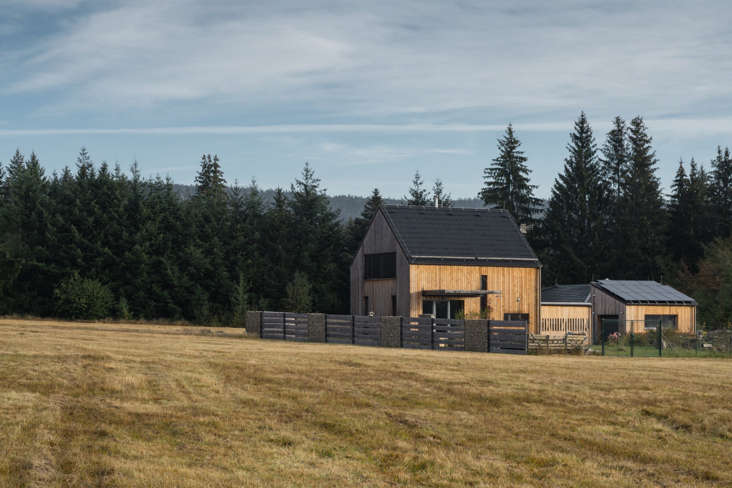 Autor: Ing. arch. Jakub Loučka
Užitná plocha: 101 m2
Zastavěná plocha: 68 m2
Celková dodaná energie: B
Zdánlivě vyčerpané téma malého…