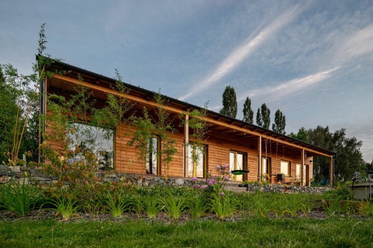 Realizace:&nbsp;
2018
Užitná plocha:&nbsp;
238,4 m2
Zastavěná plocha:&nbsp;
270 m2

Dům je umístěn při západní hranici pozemku, kde se též nachází i vjezd na…