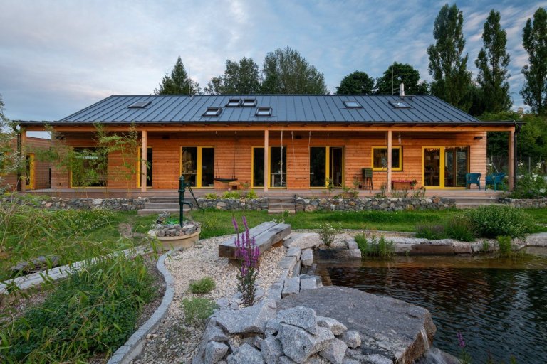 Realizace:&nbsp;
2018
Užitná plocha:&nbsp;
238,4 m2
Zastavěná plocha:&nbsp;
270 m2

Dům je umístěn při západní hranici pozemku, kde se též nachází i vjezd na…
