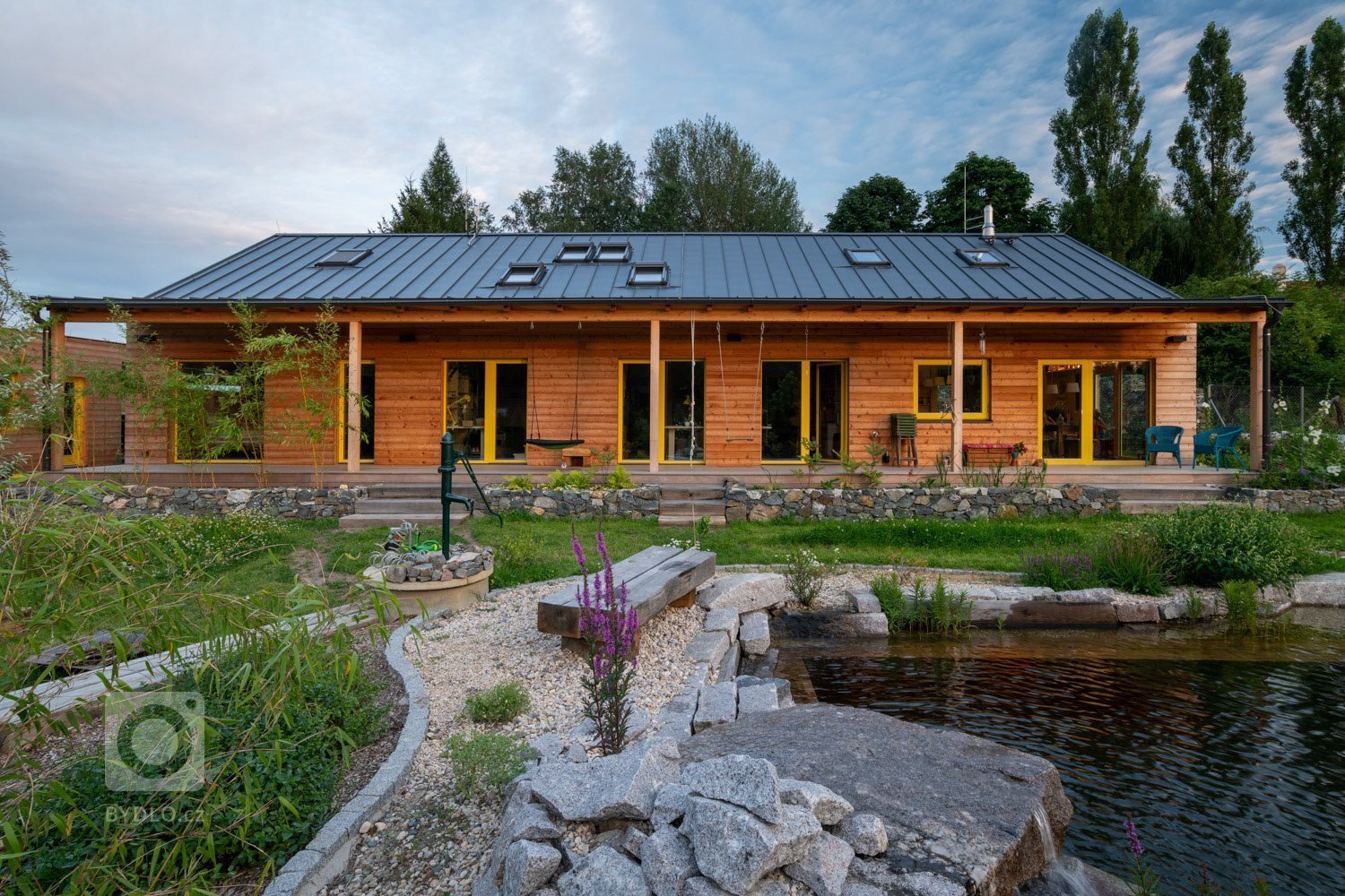 Realizace:&nbsp;
2018
Užitná plocha:&nbsp;
238,4 m2
Zastavěná plocha:&nbsp;
270 m2

Dům je umístěn při západní hranici pozemku, kde se též nachází i vjezd na…