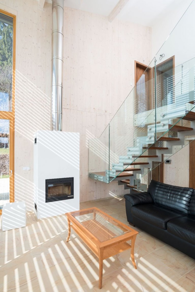 Dům je postaven na louce v&nbsp;blízkosti lesa. Návrh domu reaguje na okolní krajinu. Objekt je umístěn při severozápadní hranici pozemku a otevřen směrem k…