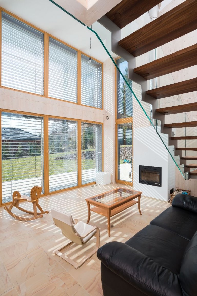 Dům je postaven na louce v&nbsp;blízkosti lesa. Návrh domu reaguje na okolní krajinu. Objekt je umístěn při severozápadní hranici pozemku a otevřen směrem k…