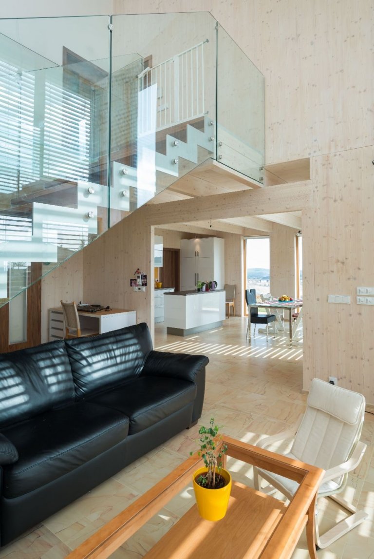 Dům je postaven na louce v&nbsp;blízkosti lesa. Návrh domu reaguje na okolní krajinu. Objekt je umístěn při severozápadní hranici pozemku a otevřen směrem k…