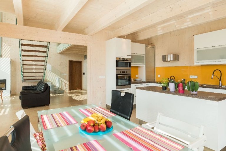 Dům je postaven na louce v&nbsp;blízkosti lesa. Návrh domu reaguje na okolní krajinu. Objekt je umístěn při severozápadní hranici pozemku a otevřen směrem k…