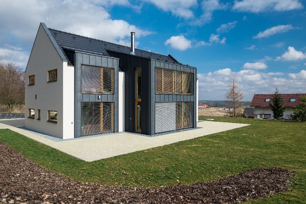 Dům je postaven na louce v&nbsp;blízkosti lesa. Návrh domu reaguje na okolní krajinu. Objekt je umístěn při severozápadní hranici pozemku a otevřen směrem k…