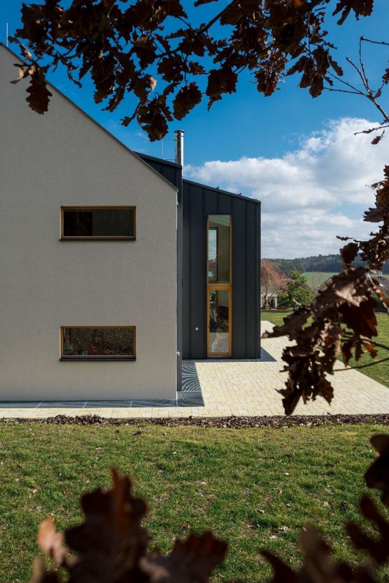 Dům je postaven na louce v&nbsp;blízkosti lesa. Návrh domu reaguje na okolní krajinu. Objekt je umístěn při severozápadní hranici pozemku a otevřen směrem k…