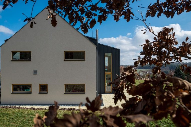 Dům je postaven na louce v&nbsp;blízkosti lesa. Návrh domu reaguje na okolní krajinu. Objekt je umístěn při severozápadní hranici pozemku a otevřen směrem k…