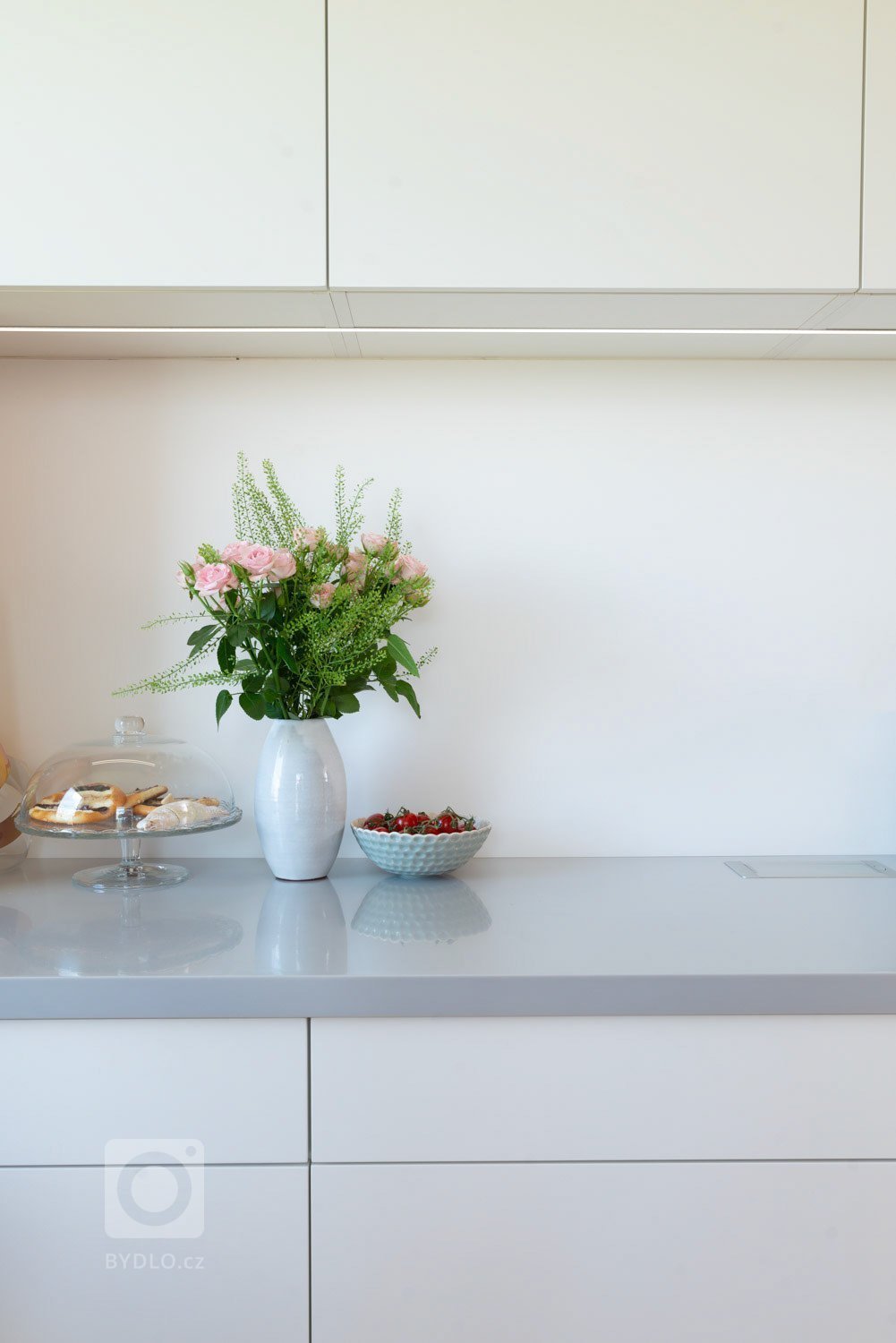 Objekt je dvoupodlažní. V prvním nadzemním podlaží se nachází při severní straně vstup, tento je přístupný po vstupním schodišti vzhledem ke zvolené konstrukci…