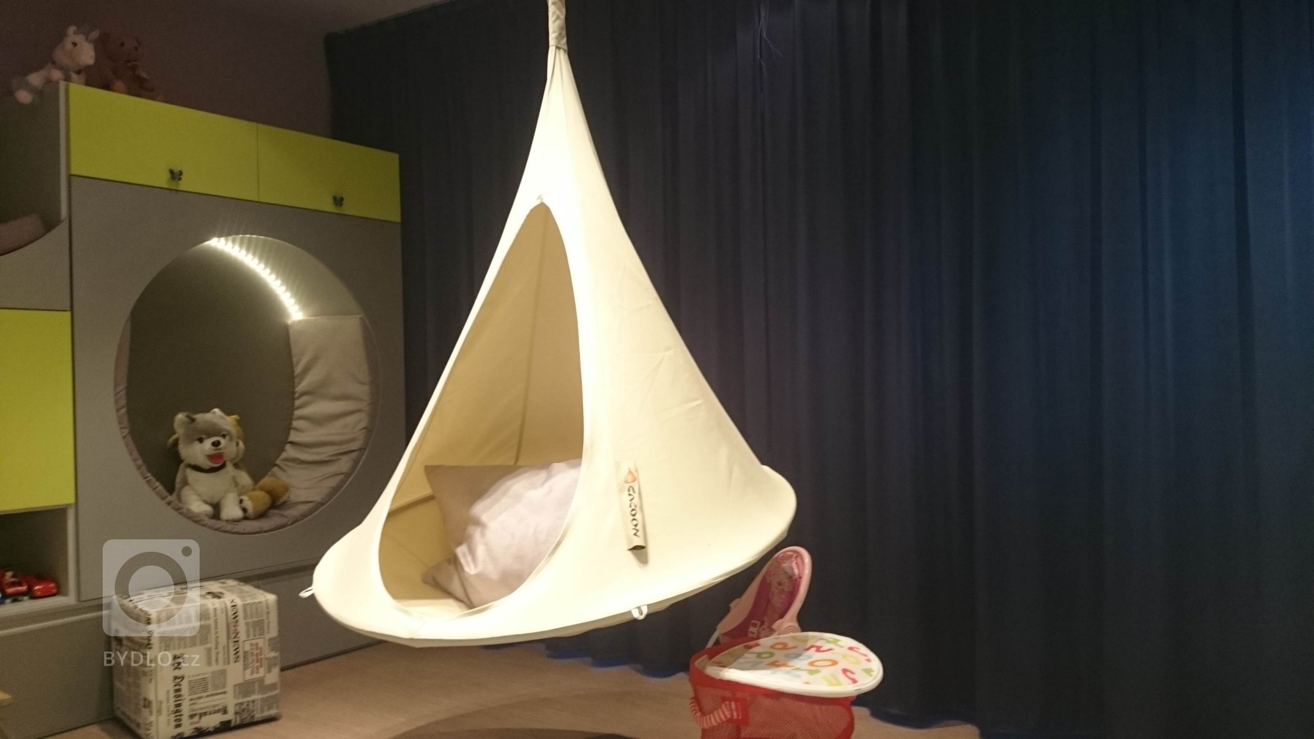 Závěsný houpací vak, který se dá i sundat, případně přesunout na zahradu.