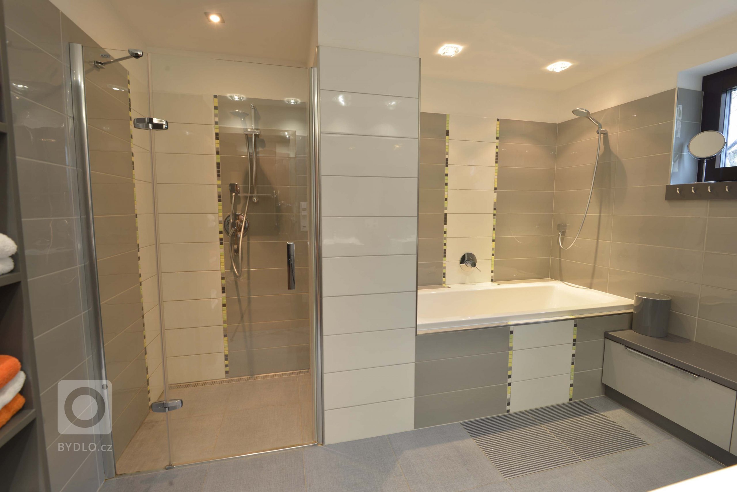 Druhá koupelna je pro děti.  Děti mají sprchový kout v boxu i vanu. Tyto jsou odděleny mezistěnou, která má z obou stran zabudovaný regálek na kosmetiku a drogerii. 