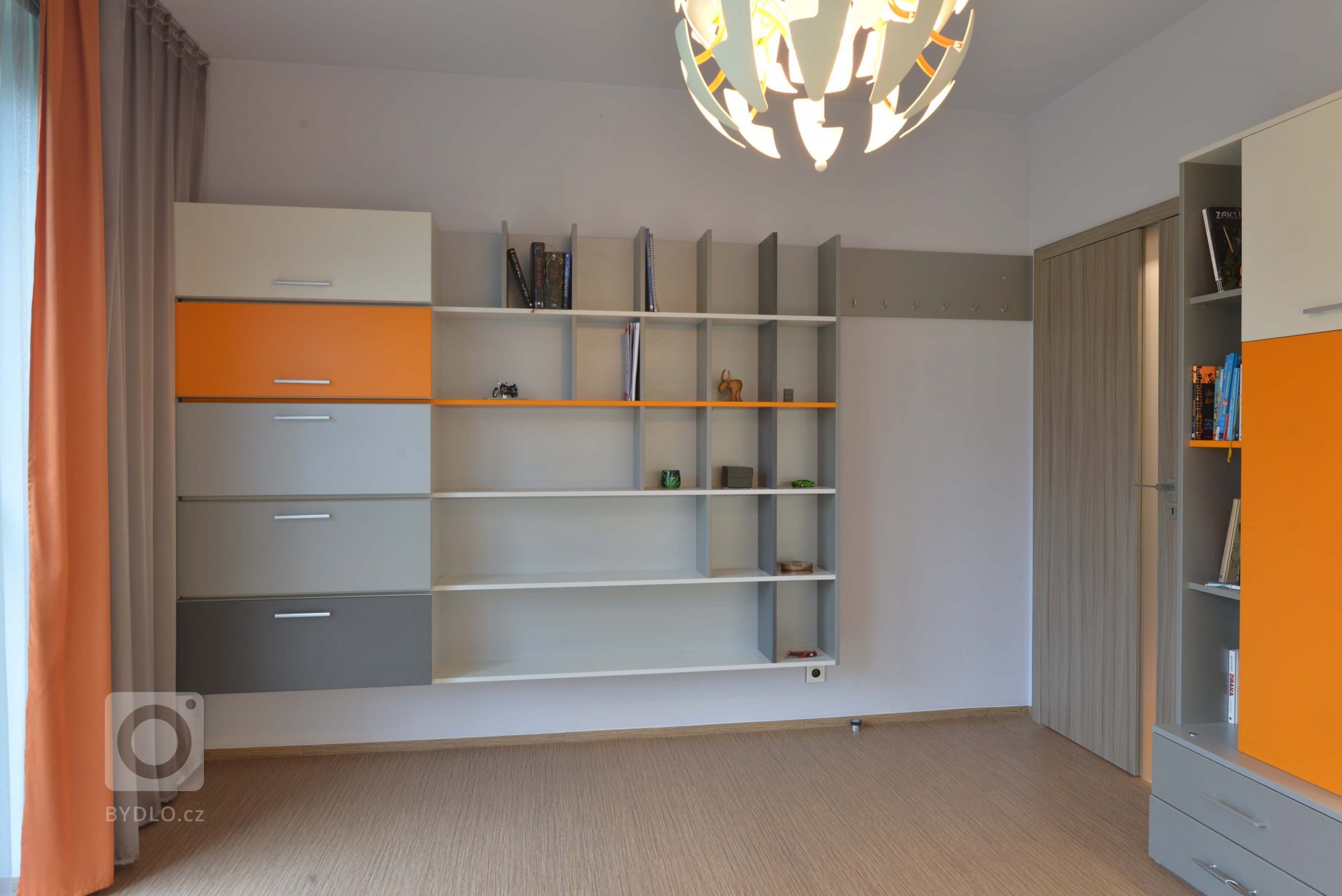 Nábytková sestava na učení a knihy. Použity 3 odstíny šedé. 