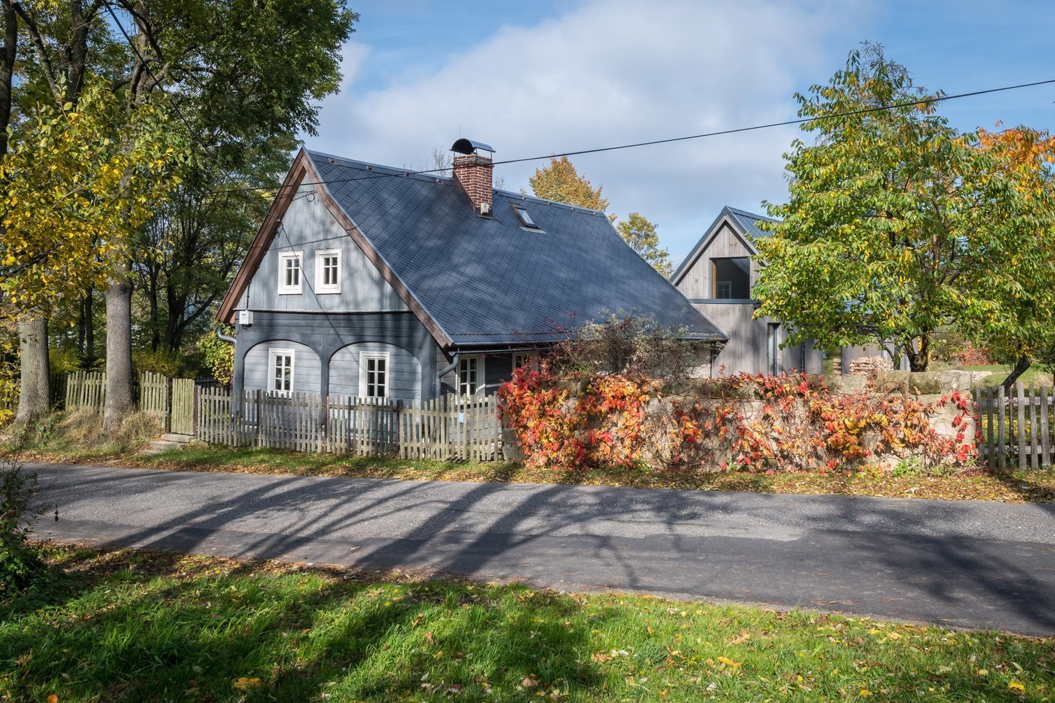 Majitelé roubenky si přáli využívat ji celoročně, ale potřebné zateplení by zničilo původní vzhled. Rozhodli se proto roubenku citlivě zrekonstruovat a…