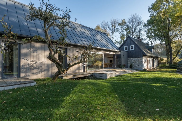 Majitelé roubenky si přáli využívat ji celoročně, ale potřebné zateplení by zničilo původní vzhled. Rozhodli se proto roubenku citlivě zrekonstruovat a…