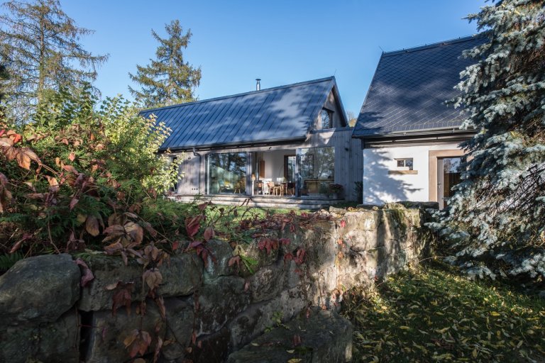 Majitelé roubenky si přáli využívat ji celoročně, ale potřebné zateplení by zničilo původní vzhled. Rozhodli se proto roubenku citlivě zrekonstruovat a…