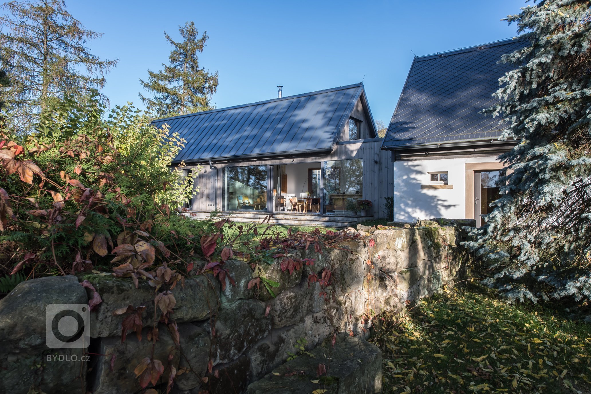 Majitelé roubenky si přáli využívat ji celoročně, ale potřebné zateplení by zničilo původní vzhled. Rozhodli se proto roubenku citlivě zrekonstruovat a…