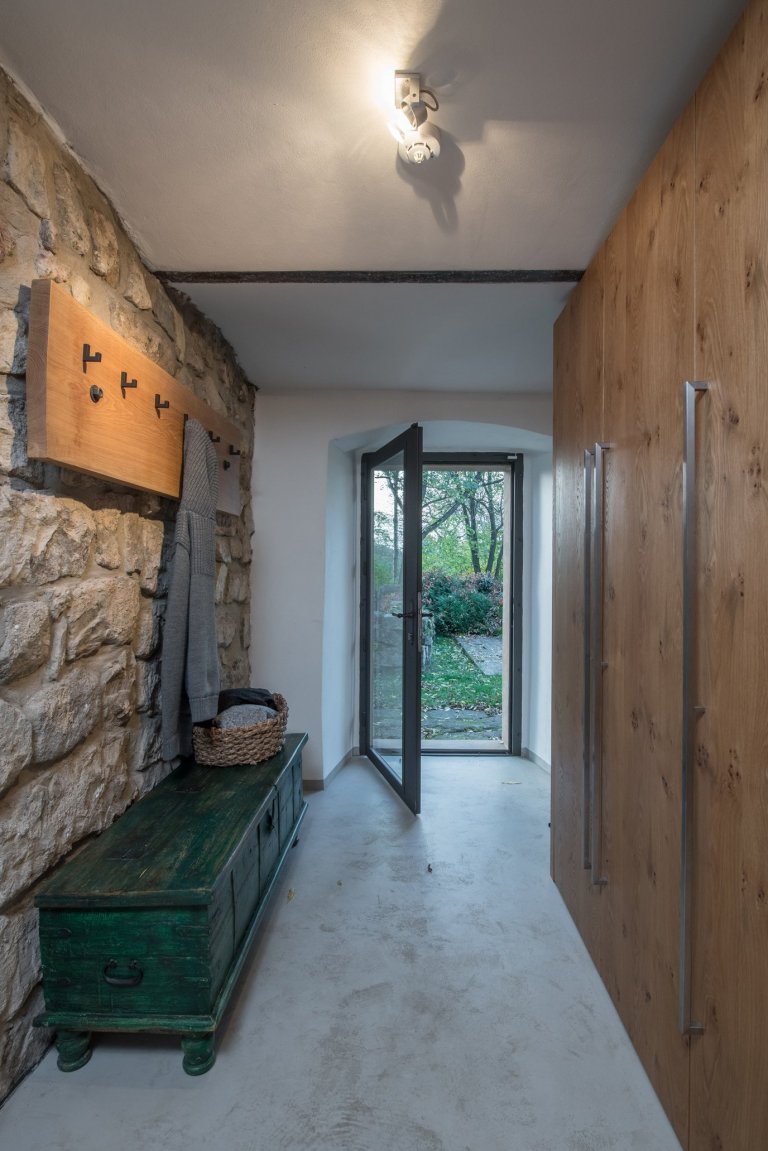 Majitelé roubenky si přáli využívat ji celoročně, ale potřebné zateplení by zničilo původní vzhled. Rozhodli se proto roubenku citlivě zrekonstruovat a…