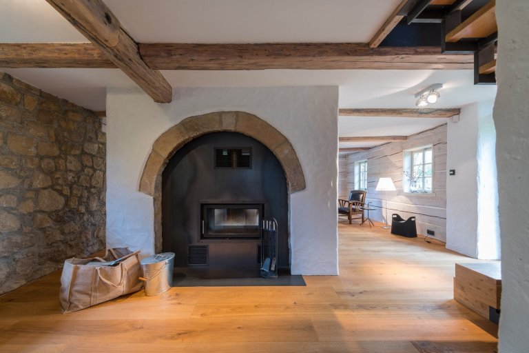 Majitelé roubenky si přáli využívat ji celoročně, ale potřebné zateplení by zničilo původní vzhled. Rozhodli se proto roubenku citlivě zrekonstruovat a…