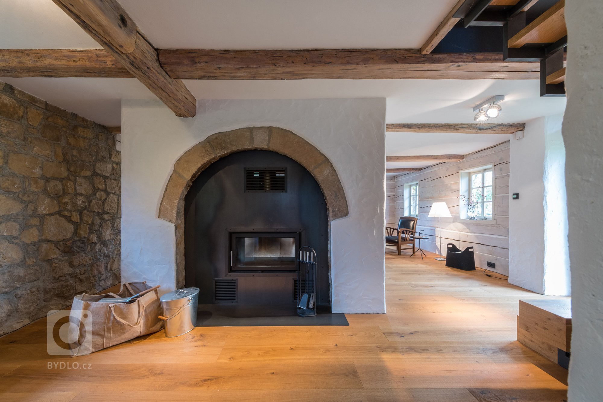 Majitelé roubenky si přáli využívat ji celoročně, ale potřebné zateplení by zničilo původní vzhled. Rozhodli se proto roubenku citlivě zrekonstruovat a…