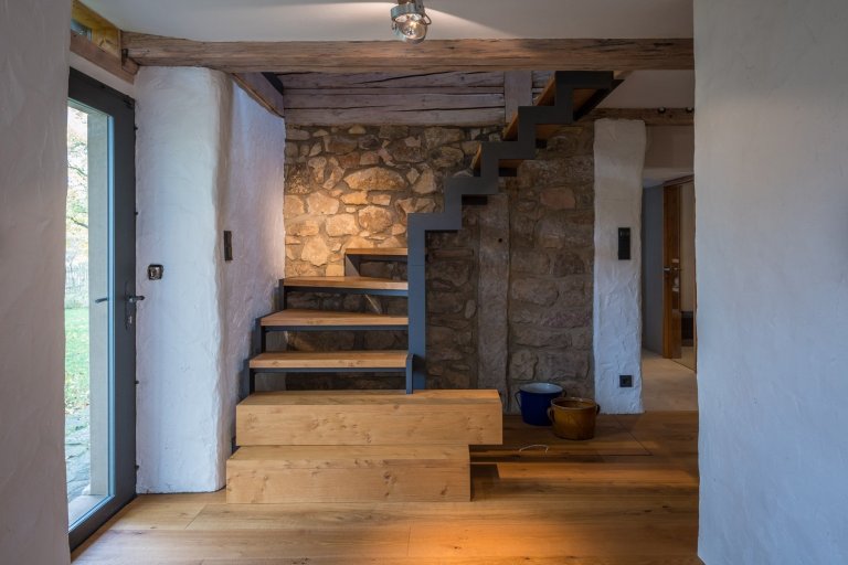 Majitelé roubenky si přáli využívat ji celoročně, ale potřebné zateplení by zničilo původní vzhled. Rozhodli se proto roubenku citlivě zrekonstruovat a…