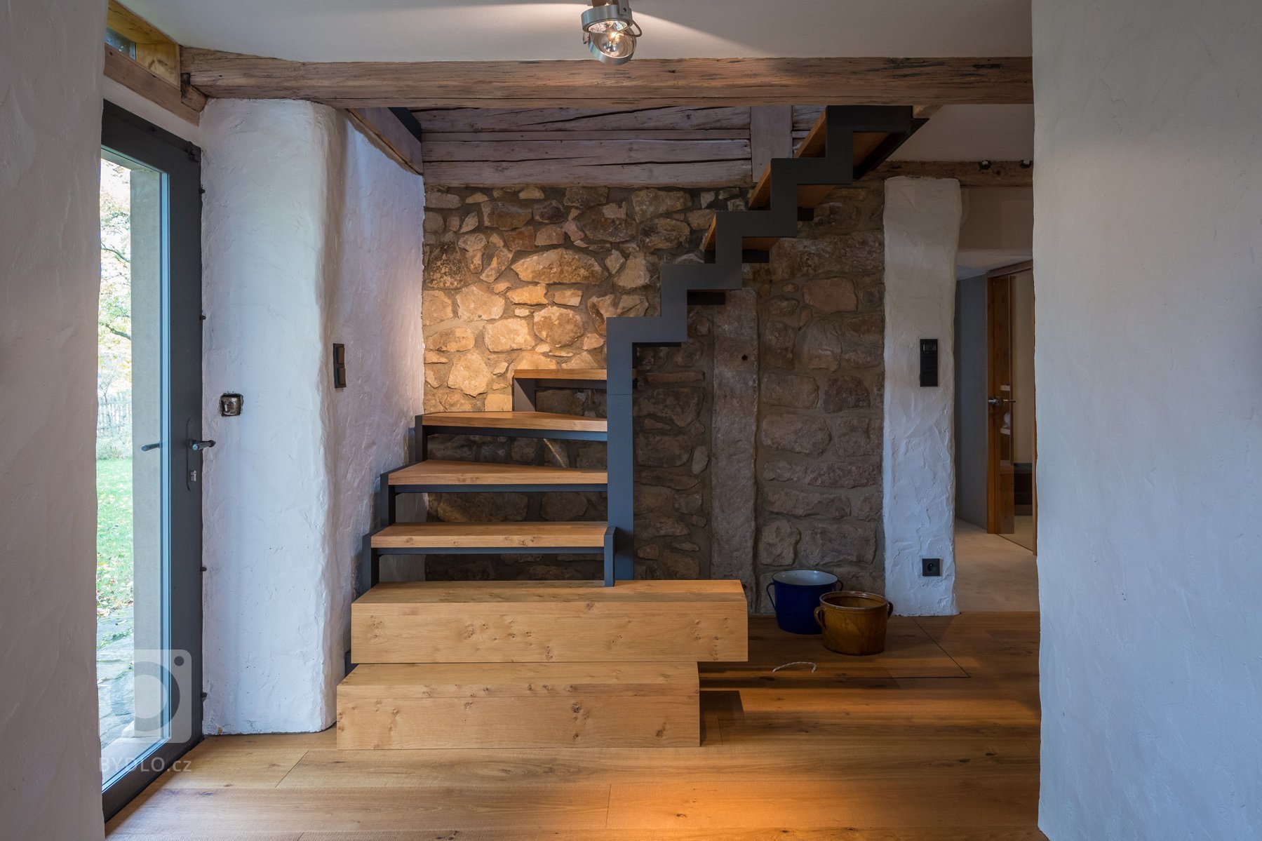 Majitelé roubenky si přáli využívat ji celoročně, ale potřebné zateplení by zničilo původní vzhled. Rozhodli se proto roubenku citlivě zrekonstruovat a…