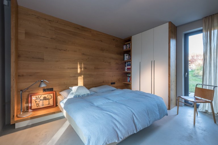 Majitelé roubenky si přáli využívat ji celoročně, ale potřebné zateplení by zničilo původní vzhled. Rozhodli se proto roubenku citlivě zrekonstruovat a…