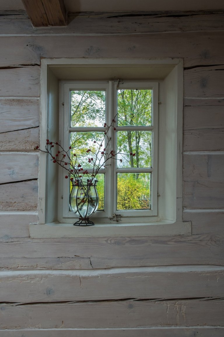 Majitelé roubenky si přáli využívat ji celoročně, ale potřebné zateplení by zničilo původní vzhled. Rozhodli se proto roubenku citlivě zrekonstruovat a…