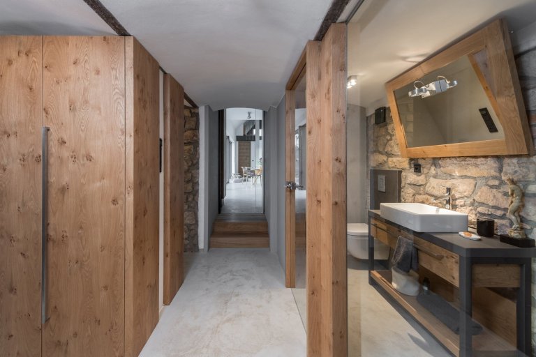 Majitelé roubenky si přáli využívat ji celoročně, ale potřebné zateplení by zničilo původní vzhled. Rozhodli se proto roubenku citlivě zrekonstruovat a…