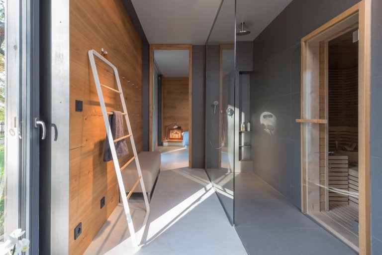 Majitelé roubenky si přáli využívat ji celoročně, ale potřebné zateplení by zničilo původní vzhled. Rozhodli se proto roubenku citlivě zrekonstruovat a…