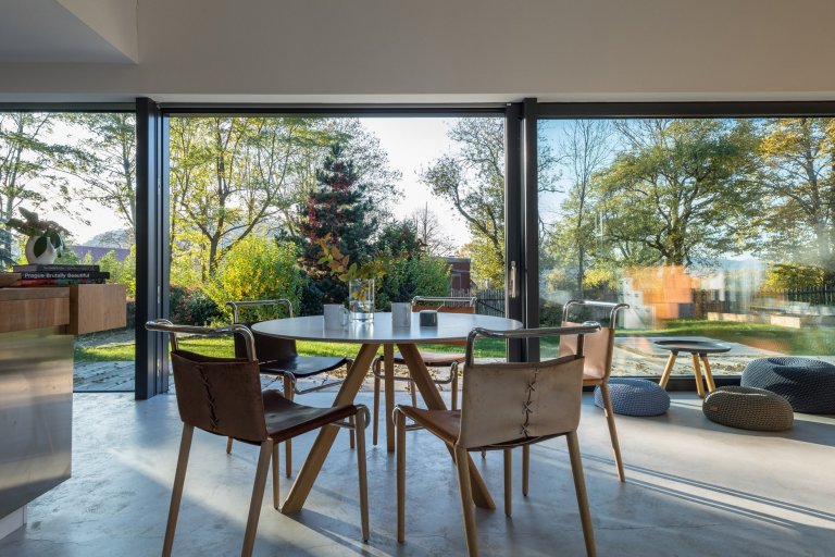 Majitelé roubenky si přáli využívat ji celoročně, ale potřebné zateplení by zničilo původní vzhled. Rozhodli se proto roubenku citlivě zrekonstruovat a…