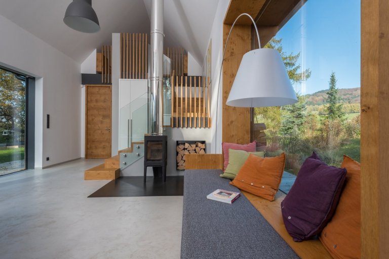 Majitelé roubenky si přáli využívat ji celoročně, ale potřebné zateplení by zničilo původní vzhled. Rozhodli se proto roubenku citlivě zrekonstruovat a…