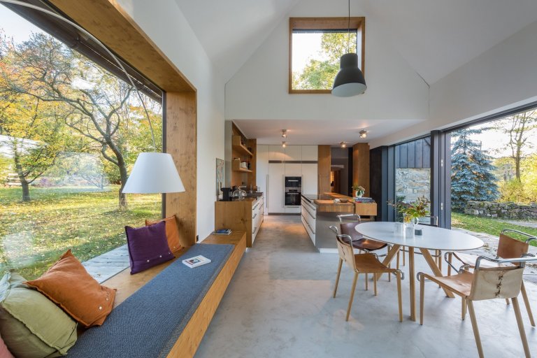 Majitelé roubenky si přáli využívat ji celoročně, ale potřebné zateplení by zničilo původní vzhled. Rozhodli se proto roubenku citlivě zrekonstruovat a…