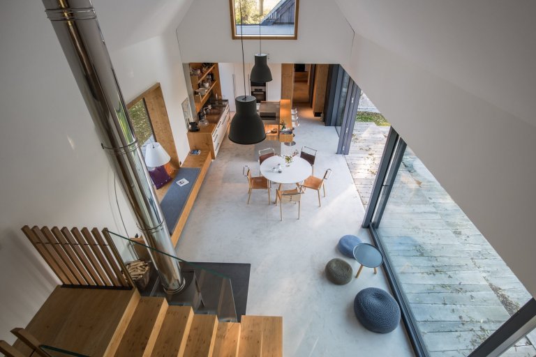 Majitelé roubenky si přáli využívat ji celoročně, ale potřebné zateplení by zničilo původní vzhled. Rozhodli se proto roubenku citlivě zrekonstruovat a…