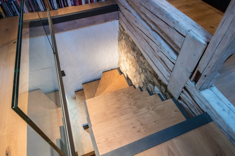 Majitelé roubenky si přáli využívat ji celoročně, ale potřebné zateplení by zničilo původní vzhled. Rozhodli se proto roubenku citlivě zrekonstruovat a…