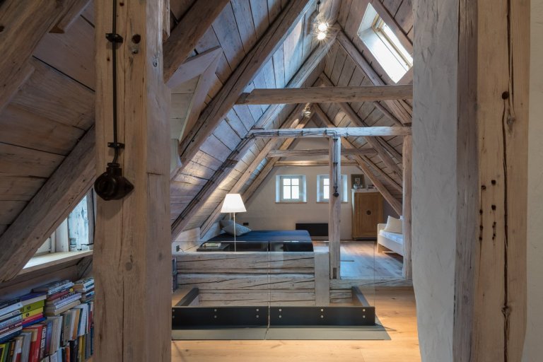 Majitelé roubenky si přáli využívat ji celoročně, ale potřebné zateplení by zničilo původní vzhled. Rozhodli se proto roubenku citlivě zrekonstruovat a…