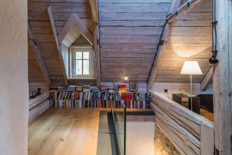 Majitelé roubenky si přáli využívat ji celoročně, ale potřebné zateplení by zničilo původní vzhled. Rozhodli se proto roubenku citlivě zrekonstruovat a…