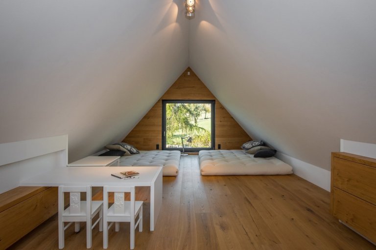 Majitelé roubenky si přáli využívat ji celoročně, ale potřebné zateplení by zničilo původní vzhled. Rozhodli se proto roubenku citlivě zrekonstruovat a…