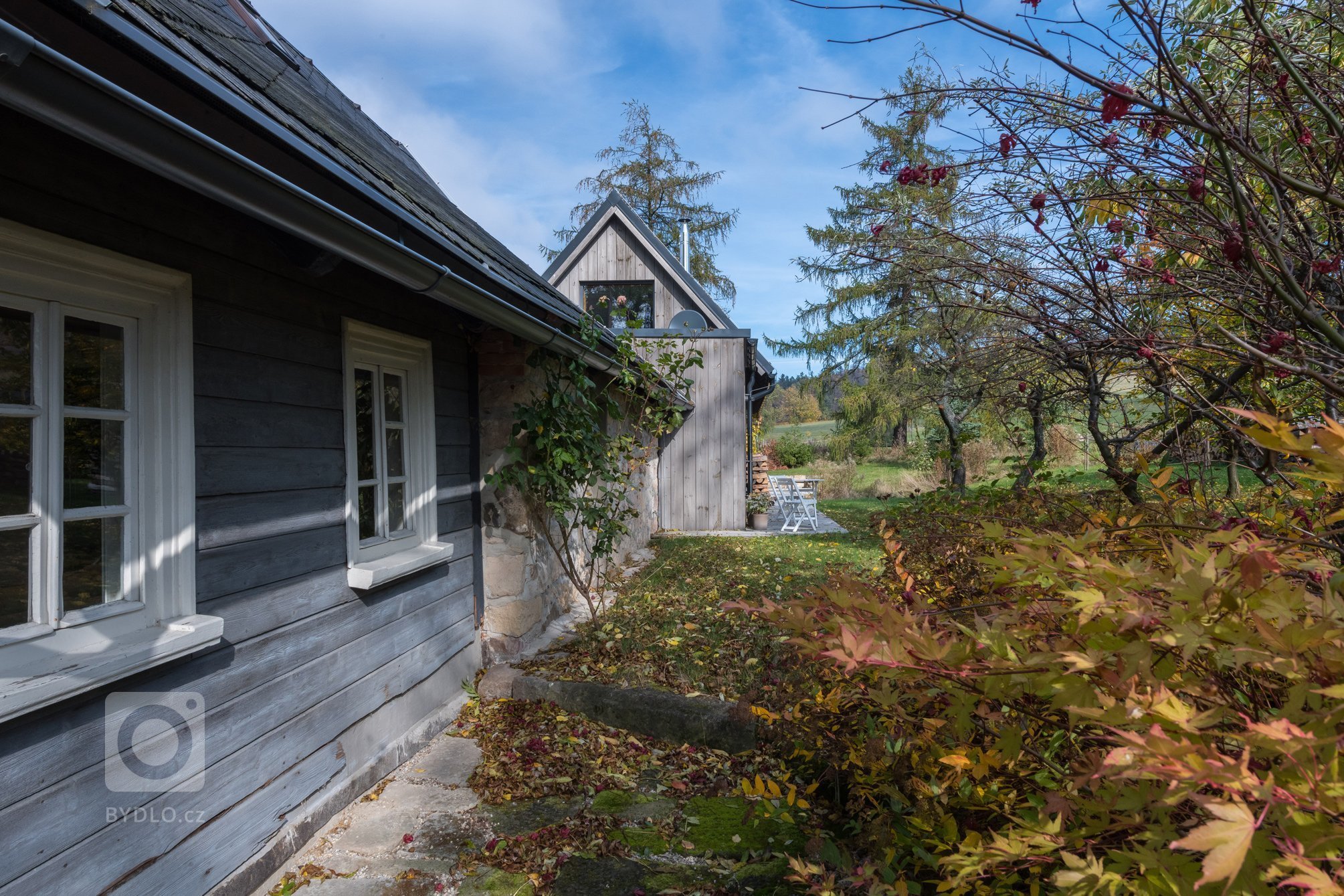 Majitelé roubenky si přáli využívat ji celoročně, ale potřebné zateplení by zničilo původní vzhled. Rozhodli se proto roubenku citlivě zrekonstruovat a…