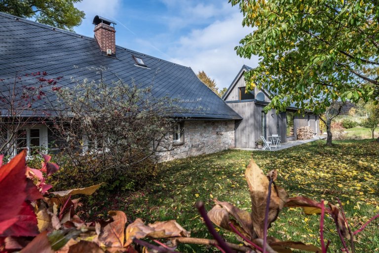 Majitelé roubenky si přáli využívat ji celoročně, ale potřebné zateplení by zničilo původní vzhled. Rozhodli se proto roubenku citlivě zrekonstruovat a…