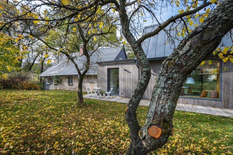 Majitelé roubenky si přáli využívat ji celoročně, ale potřebné zateplení by zničilo původní vzhled. Rozhodli se proto roubenku citlivě zrekonstruovat a…