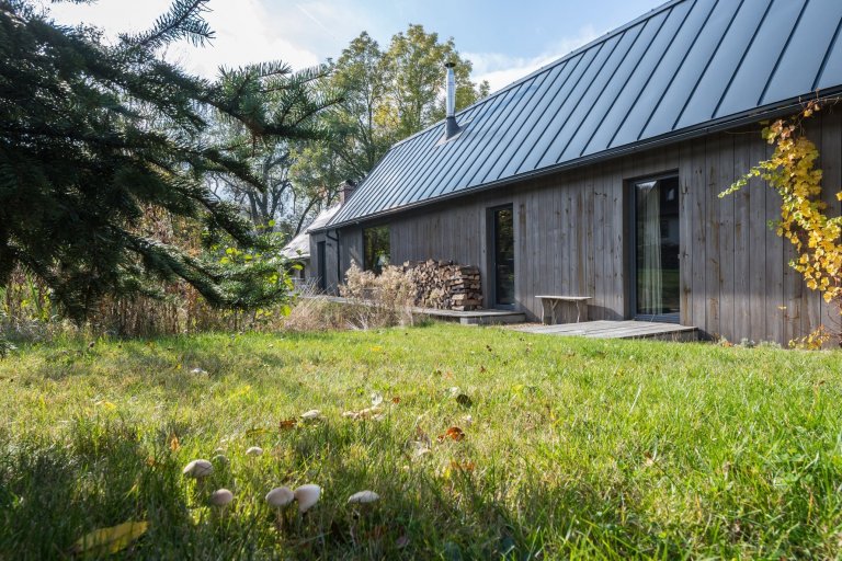 Majitelé roubenky si přáli využívat ji celoročně, ale potřebné zateplení by zničilo původní vzhled. Rozhodli se proto roubenku citlivě zrekonstruovat a…
