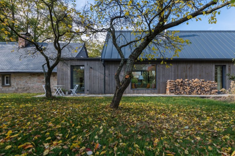 Majitelé roubenky si přáli využívat ji celoročně, ale potřebné zateplení by zničilo původní vzhled. Rozhodli se proto roubenku citlivě zrekonstruovat a…