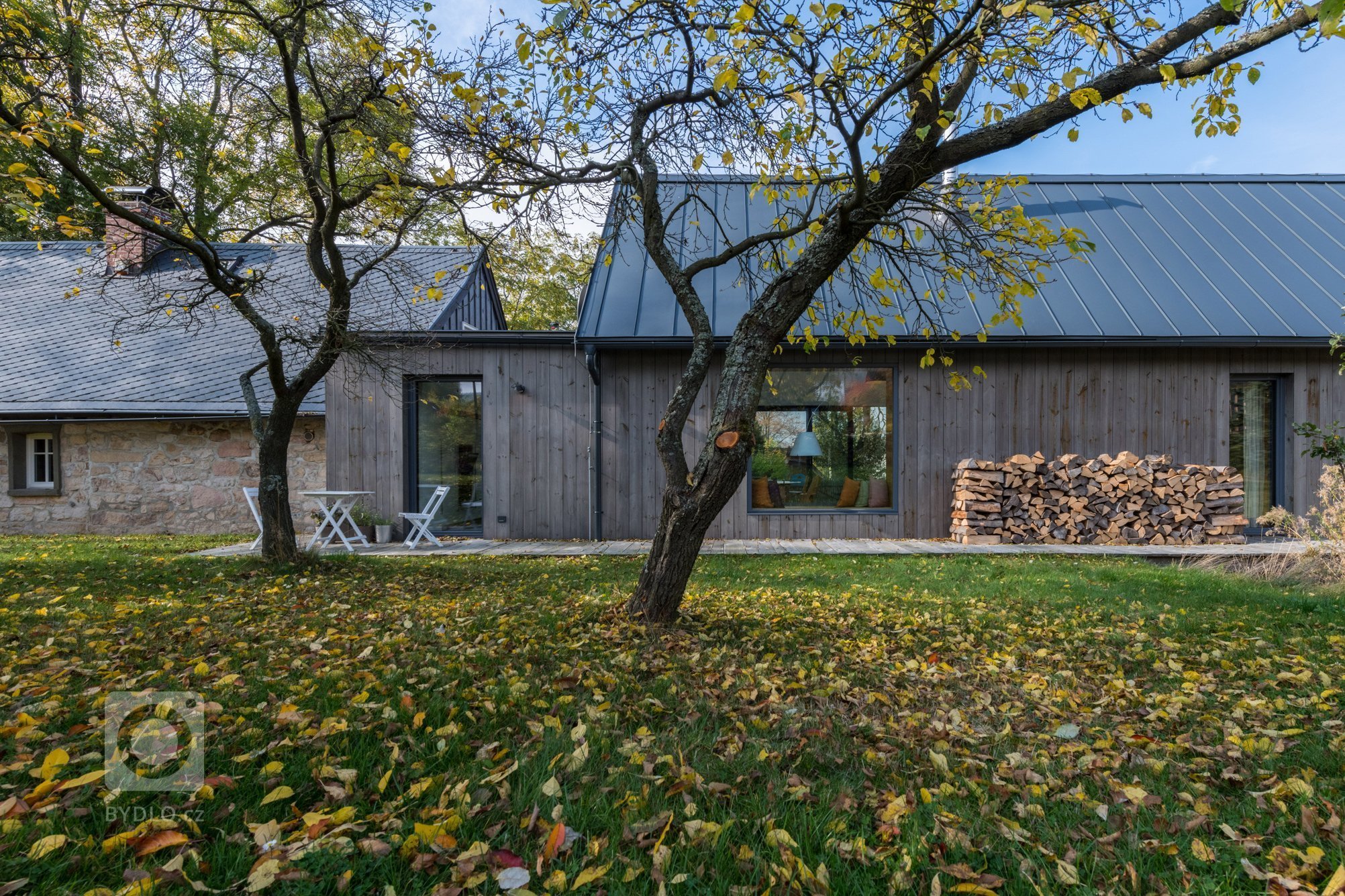 Majitelé roubenky si přáli využívat ji celoročně, ale potřebné zateplení by zničilo původní vzhled. Rozhodli se proto roubenku citlivě zrekonstruovat a…