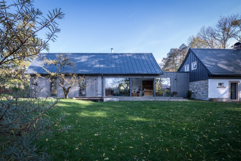 Majitelé roubenky si přáli využívat ji celoročně, ale potřebné zateplení by zničilo původní vzhled. Rozhodli se proto roubenku citlivě zrekonstruovat a…