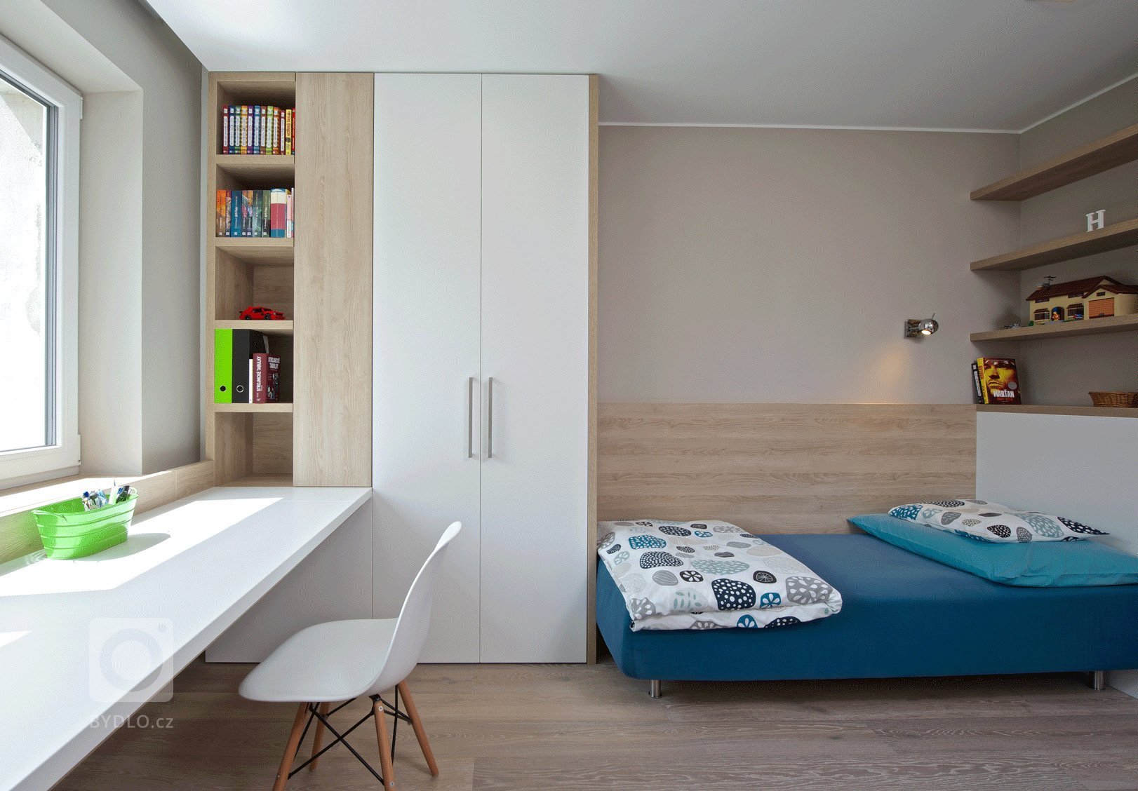 Přestavba developerského bytu z&nbsp;počátku 90. let řešila dispoziční i technické nedostatky: nedostatek úložných prostor, špatnou zvukovou izolaci,…